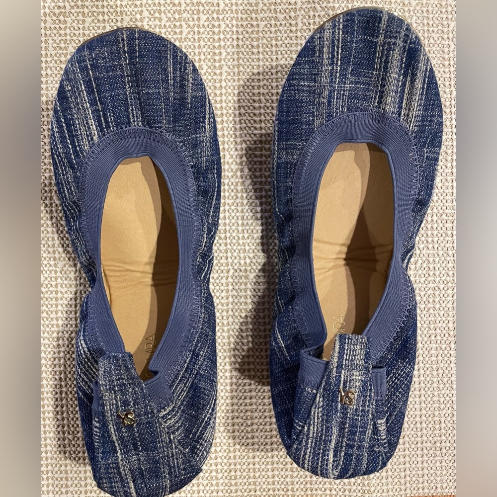 NWOB Yosi Samra Blue Denim bendable flats, size 8, gold trim